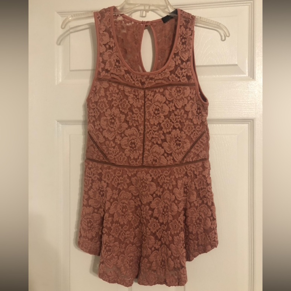 BKE Boutique Dressy Lace Top w/lining-Apricot. Scoop Neck- Peek hole back- Small